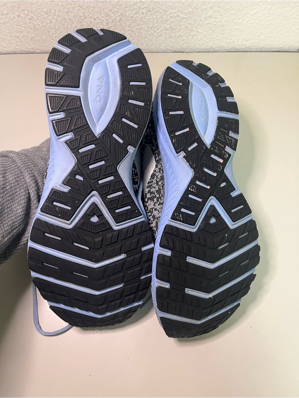 Brooks Women’s Size 8.5 Sneakers – Pre-Owned in Excellent Condition - Picture 6 of 7